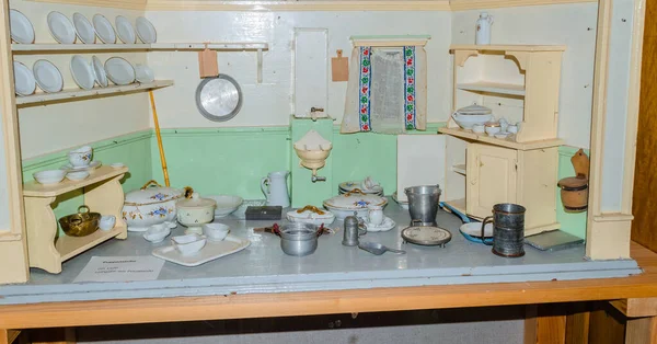 Alte Puppenstube. Hausquerschnitt, Blick auf Schlafzimmer, Wohnzimmer ve Flur,