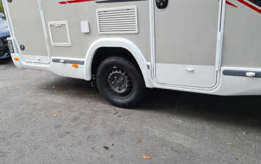 Karavanlar veya karavanlar atölyede kıştan yaza veya mevsim boyunca lastik değiştiriyorlar.