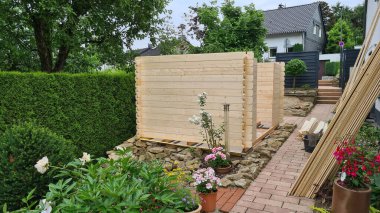 Ağaç gövdelerinden yapılmış bahçe kulübesi. 