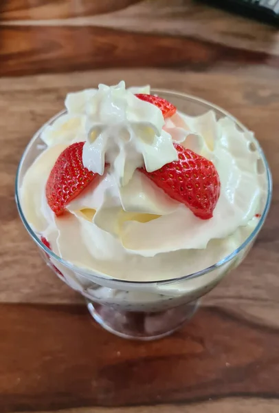 Homemade Strawberry Ice Cream Made Fresh Berries Basil Glass Bowl — ストック写真