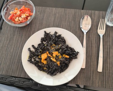 Kaplan karidesli ve sebzeli erişte.