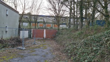 Eski terk edilmiş Kayıp Yer. Mülteciler için bir konteyner konutu. 