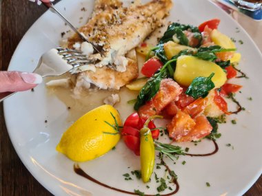 Kuşkonmaz, brokoli ve havuçlu tünek fileto. Kızarmış balık ve yahni..