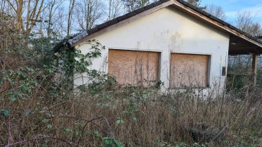 Eski terk edilmiş Kayıp Yer. Mülteciler için bir konteyner konutu. 