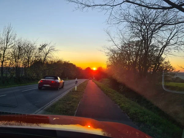 Autobahnverkehr Bei Sonnenuntergang Straße Mit Metallschutzplanke Oder Schiene Autos Auf — Stockfoto