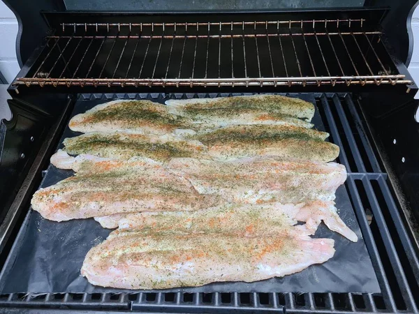 Chef Profesional Cocinando Pescado Una Barbacoa —  Fotos de Stock