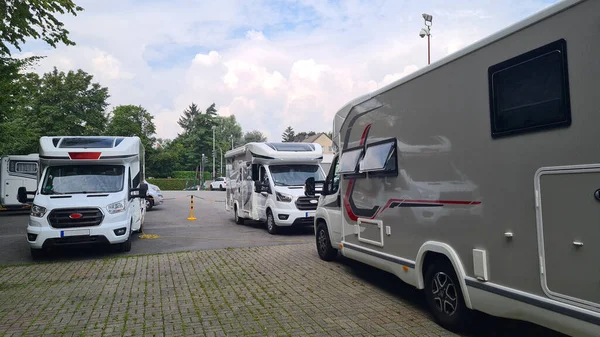 Diverse Campers Geparkeerd Een Parkeerplaats Bij Een Dealer Die Campers Rechtenvrije Stockfoto's