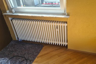 Özel bir evde bozuk bir radyatörü sökmek. Radyatör.