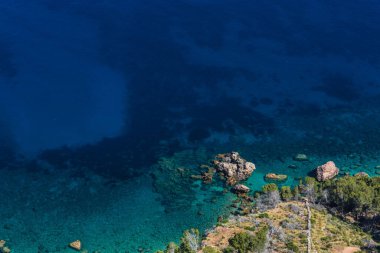 Dalgalar deniz ve Mallorca dik west coast buzlu.