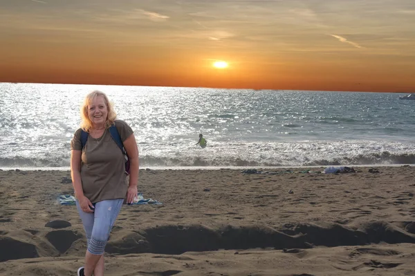 Mujer Ropa Senderismo Encuentra Playa Atardecer — Stockfoto