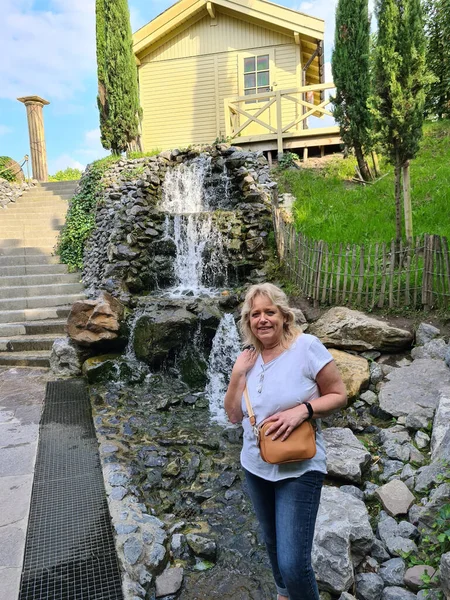 Berghütte Mit Wasserfall Und Frau — Stockfoto