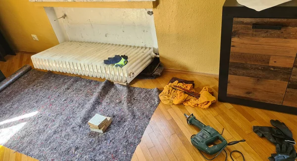 집에서 고장난 라디에이터를 방사상 — 스톡 사진
