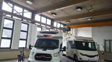 Koridorda ya da büyük bir garajda, park yeri olarak, kış deposu olarak. Burada seyyar evler fırtınalardan korunuyor. 