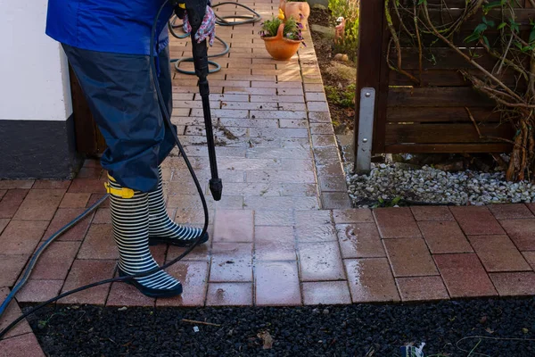 Trabalhador Limpando Calçada Com Água Pressurizada Conceito Manutenção Limpeza — Fotografia de Stock