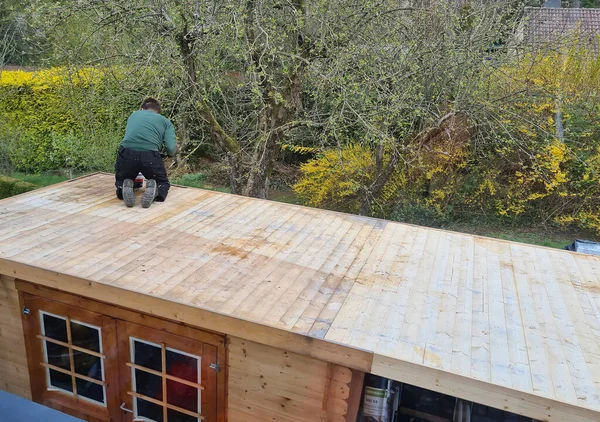 Dachfilzschweißen Auf Bitumendach Reparatur Mit Dachfilz Und Offenem Flammenpropangaswerkzeug Auf — Stockfoto