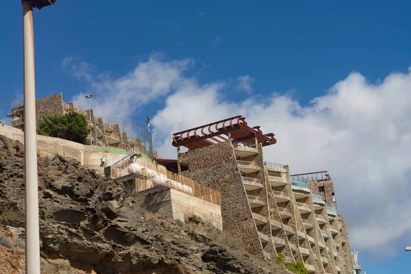 Apartments Den Klippen Von Gran Canaria Mit Flüssiggastanks — Stockfoto