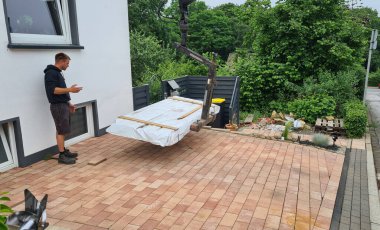 Ağaç gövdelerinden yapılmış bahçe kulübesi. 