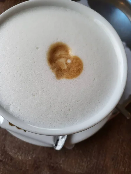Καφές Latte Σχήμα Καρδιάς Και Κόκκους Καφέ Παλιό Ξύλινο Φόντο — Φωτογραφία Αρχείου