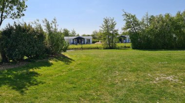 Kuzey Denizi üzerindeki kumuldan ve Hollanda 'nın Zeeland eyaletinin Ouddorp kentindeki kanaldan denizi izleyin. Avrupa 'da sahilin dış sahnesi.