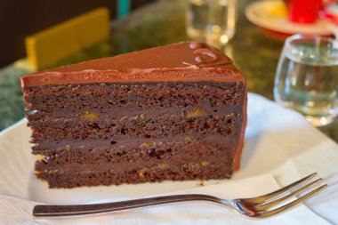 Bir dilim çikolatalı kek.