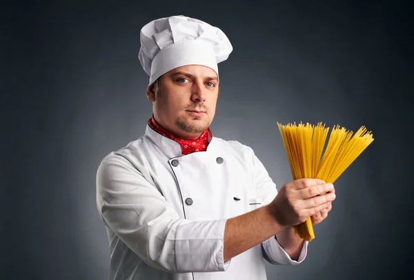 Kock med spaghetti — Stockfoto