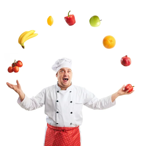 Повар жонглирует фруктами и овощами — стоковое фото