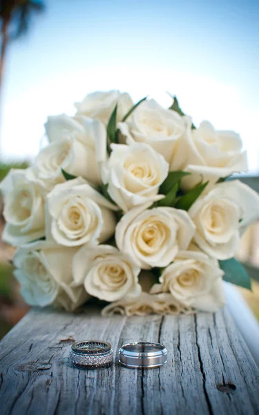 Gelin çiçekleri ve alyans