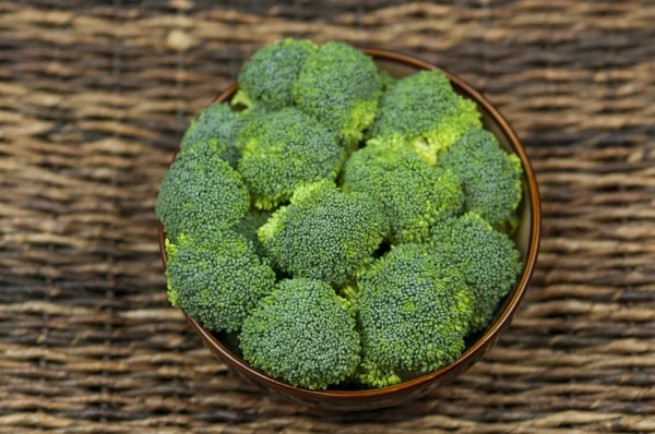 Brokoli üzerine bir kase