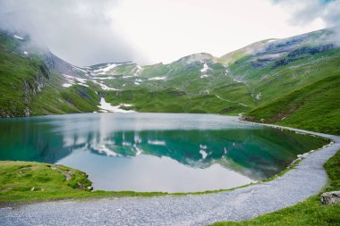 Grindelwald, İsviçre Grindelwald. Arka planda Mattenberg 'in parçaları, Bachalpsee Gölü' nün yukarısında Bernese sıradağları var. En yüksek tepeler Eiger, Jungfrau ve Faulhorn ünlü yerlerdedir. İsviçre Alpleri