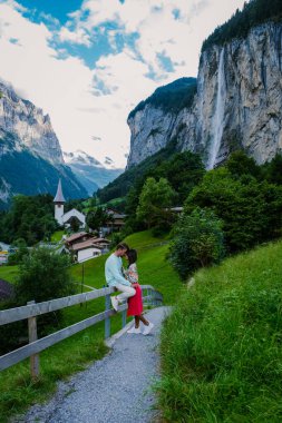 Lauterbrunnen Vadisi, Lauterbrunnen Köyü, Staubbach Sonbaharı ve İsviçre Alpleri 'ndeki Lauterbrunnen Duvarı..