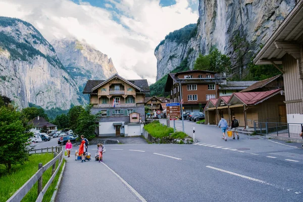 Lauterbrunnen Valley, village of Lauterbrunnen, the Staubbach Fall, and the Lauterbrunnen Wall in Swiss Alps, Ελβετία. — Φωτογραφία Αρχείου