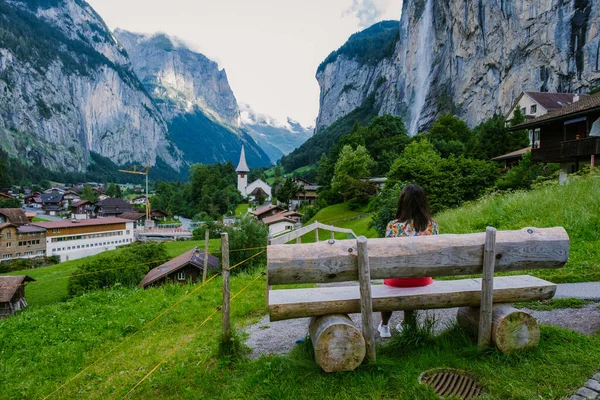 Lauterbrunnen Valley, village of Lauterbrunnen, the Staubbach Fall, and the Lauterbrunnen Wall in Swiss Alps, Ελβετία. — Φωτογραφία Αρχείου