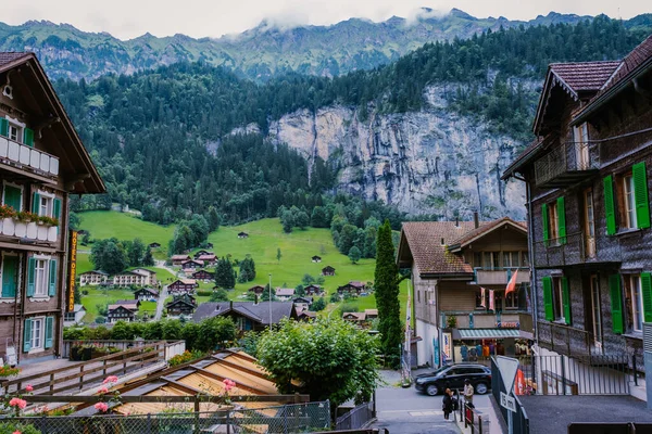 Lauterbrunnen valley, village of Lauterbrunnen, the Staubbach Fall, and the Lauterbrunnen Wall in Swiss Alps, Switzerland. — Stock Photo, Image