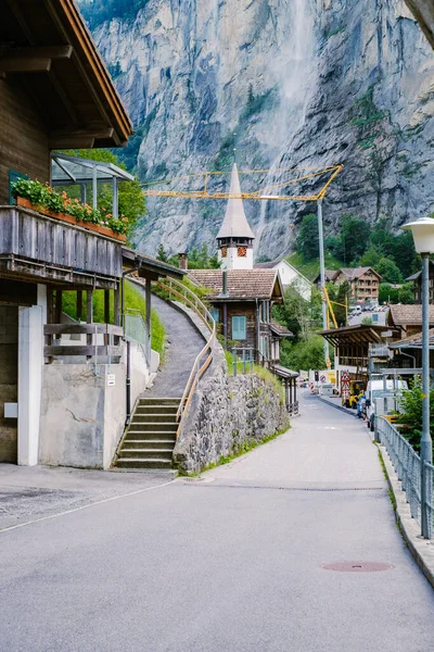 Lauterbrunnen valley, village of Lauterbrunnen, the Staubbach Fall, and the Lauterbrunnen Wall in Swiss Alps, Switzerland. — Stock Photo, Image