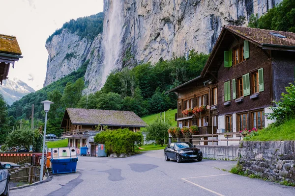 Lauterbrunnen valley, village of Lauterbrunnen, the Staubbach Fall, and the Lauterbrunnen Wall in Swiss Alps, Switzerland. — Stock Photo, Image