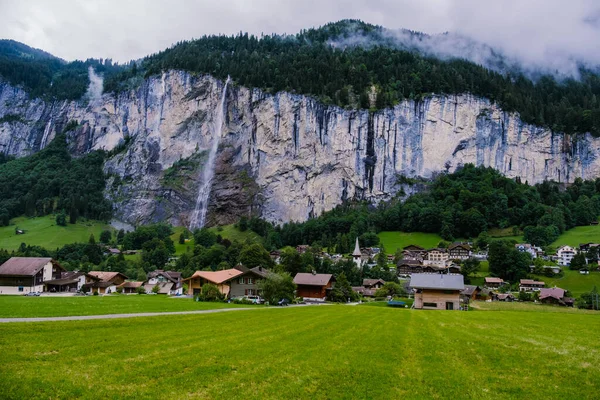 Lauterbrunnental, Dorf Lauterbrunnen, der Staubbachfall und die Lauterbrunnenwand in den Schweizer Alpen, Schweiz. — Stockfoto