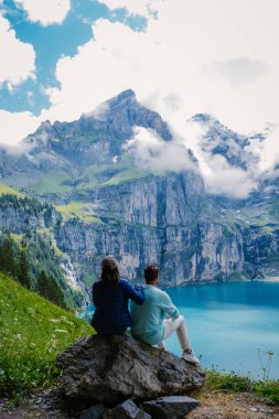 Benzersiz Oeschinensee Gölü 'nde çekici bir yaz sabahı. Bluemlisalp Dağı, Kandersteg Köyü, İsviçre, Avrupa ile İsviçre Alpleri 'nde harika bir açık hava sahnesi.