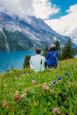 Benzersiz Oeschinensee Gölü 'nde çekici bir yaz sabahı. Bluemlisalp Dağı, Kandersteg Köyü, İsviçre, Avrupa ile İsviçre Alpleri 'nde harika bir açık hava sahnesi.