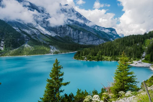 Atractiva mañana de verano en el único lago Oeschinensee. Maravillosa escena al aire libre en los Alpes suizos con Bluemlisalp montaña, Kandersteg pueblo ubicación, Suiza, Europa — Foto de Stock