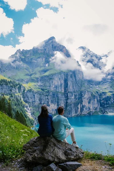 Atraente manhã de verão no único Lago Oeschinensee. Maravilhosa cena ao ar livre nos Alpes Suíços com montanha Bluemlisalp, Kandersteg aldeia localização, Suíça, Europa — Fotografia de Stock