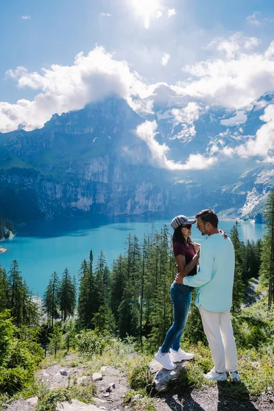 Attraente mattina d'estate sul lago Oeschinensee unico. Splendida scena all'aperto nelle Alpi svizzere con la montagna Bluemlisalp, località Kandersteg, Svizzera, Europa — Foto Stock