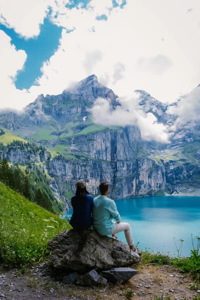 Attraktiv sommarmorgon på den unika sjön Oeschinensee. Underbar utomhusscen i de schweiziska Alperna med Bluemlisalp berg, Kandersteg by läge, Schweiz, Europa — Stockfoto