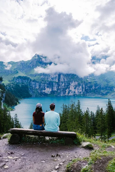 Atraente manhã de verão no único Lago Oeschinensee. Maravilhosa cena ao ar livre nos Alpes Suíços com montanha Bluemlisalp, Kandersteg aldeia localização, Suíça, Europa — Fotografia de Stock