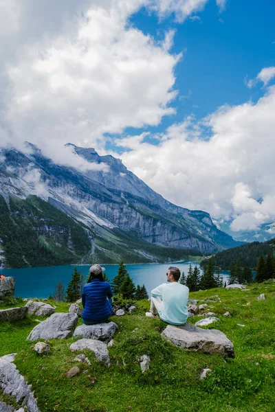 Atraente manhã de verão no único Lago Oeschinensee. Maravilhosa cena ao ar livre nos Alpes Suíços com montanha Bluemlisalp, Kandersteg aldeia localização, Suíça, Europa — Fotografia de Stock