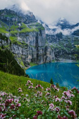 Benzersiz Oeschinensee Gölü 'nde çekici bir yaz sabahı. Bluemlisalp Dağı, Kandersteg Köyü, İsviçre, Avrupa ile İsviçre Alpleri 'nde harika bir açık hava sahnesi.
