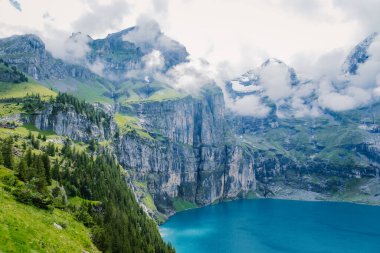 Benzersiz Oeschinensee Gölü 'nde çekici bir yaz sabahı. Bluemlisalp Dağı, Kandersteg Köyü, İsviçre, Avrupa ile İsviçre Alpleri 'nde harika bir açık hava sahnesi.