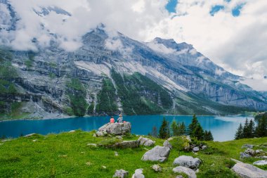 Benzersiz Oeschinensee Gölü 'nde çekici bir yaz sabahı. Bluemlisalp Dağı, Kandersteg Köyü, İsviçre, Avrupa ile İsviçre Alpleri 'nde harika bir açık hava sahnesi.