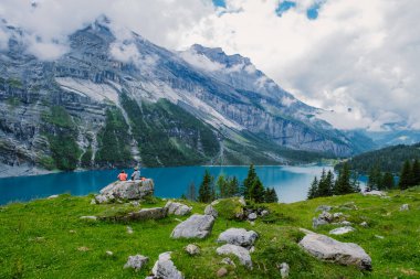 Benzersiz Oeschinensee Gölü 'nde çekici bir yaz sabahı. Bluemlisalp Dağı, Kandersteg Köyü, İsviçre, Avrupa ile İsviçre Alpleri 'nde harika bir açık hava sahnesi.
