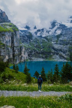 Benzersiz Oeschinensee Gölü 'nde çekici bir yaz sabahı. Bluemlisalp Dağı, Kandersteg Köyü, İsviçre, Avrupa ile İsviçre Alpleri 'nde harika bir açık hava sahnesi.