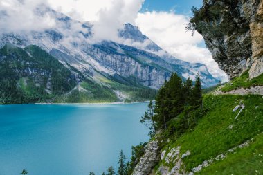 Benzersiz Oeschinensee Gölü 'nde çekici bir yaz sabahı. Bluemlisalp Dağı, Kandersteg Köyü, İsviçre, Avrupa ile İsviçre Alpleri 'nde harika bir açık hava sahnesi.